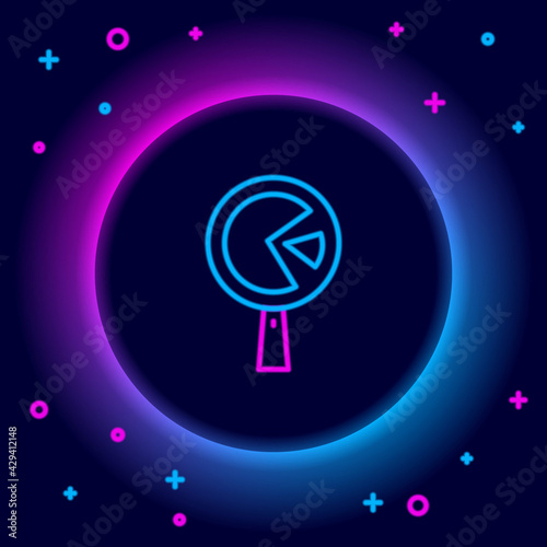 Glowing neon line Omelette in frying pan icon isolated on black background. Omelet in a skillet. Colorful outline concept. Vector