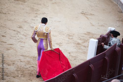 Torero matador de espaldas con capote. Corrida de toros en Madrid, España.