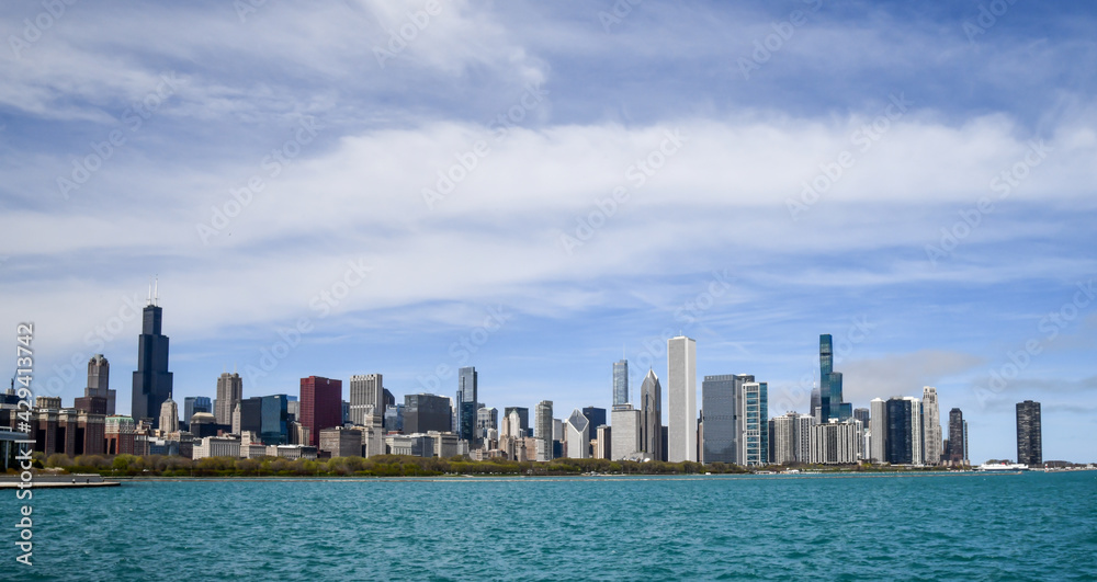 Fototapeta premium Chicago city skyline along the waterfront