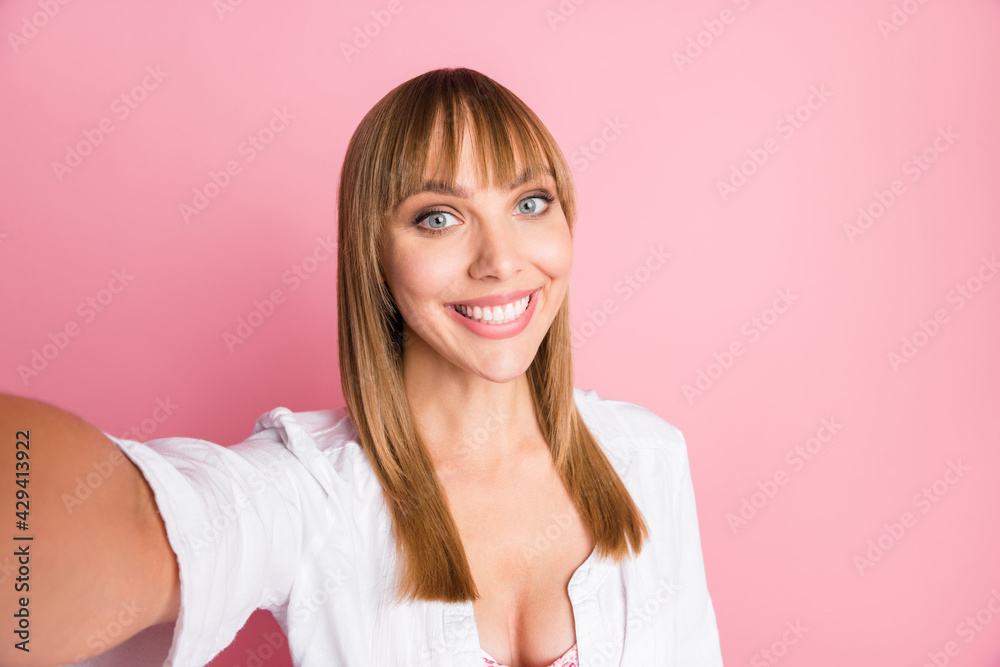 Photo portrait female blogger taking selfie smiling cheerfully wearing casual outfit isolated on pastel pink color background Photo portrait female blogger taking selfie smiling cheerfully wearing casual outfit isolated on pastel pink color background