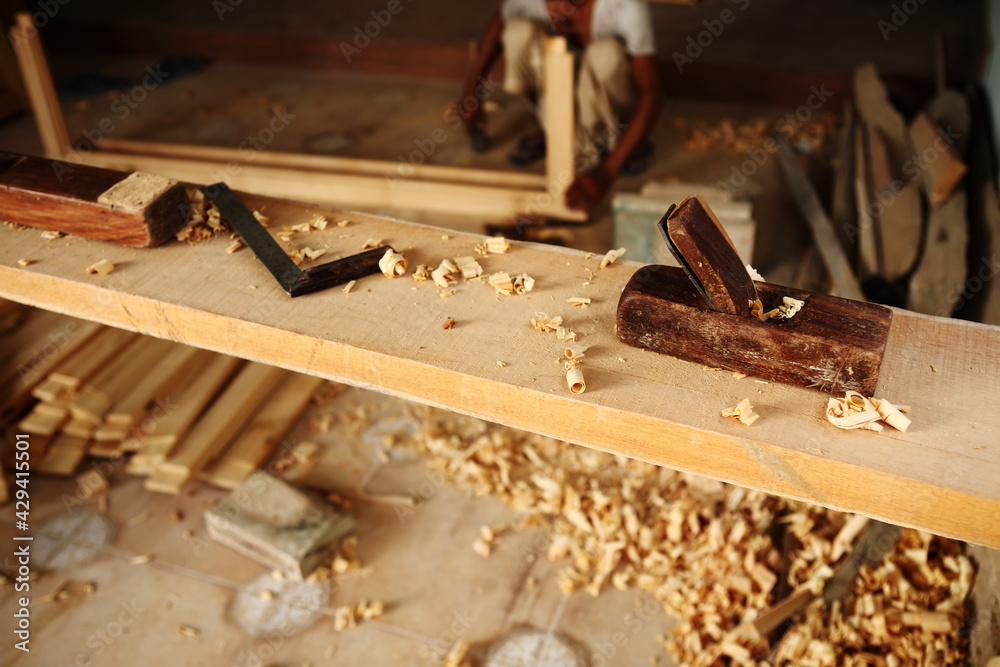 Foto de Block Plane and other Carpentry tools on Teak Wood Plank in ...