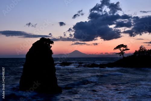 秋谷・立石公園からのぞむ富士の夕暮れ