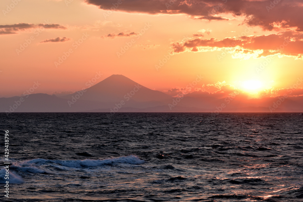 秋谷・立石公園からのぞむ富士の夕暮れ
