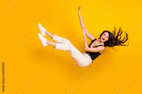 Fotografie Full length body size photo of woman wearing casual clothes falling down isolate