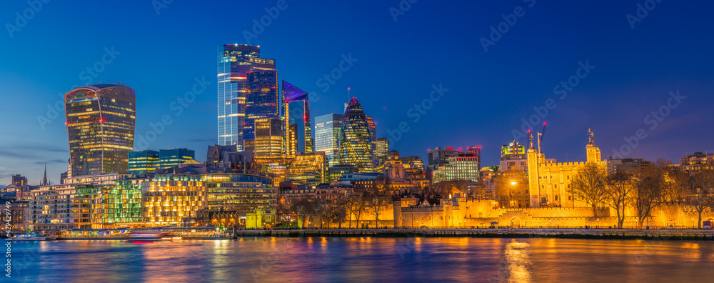 Fototapeta premium Skyscrapers of London financial district and Tower of dusk 