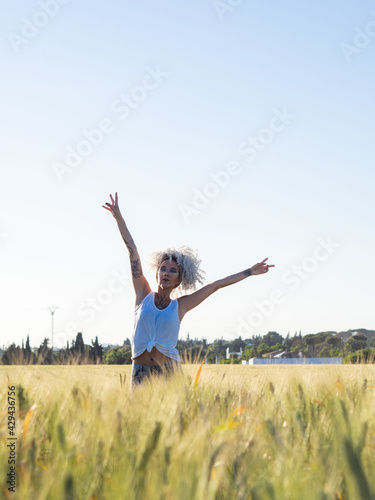 Mujer joven con pelo blanco en un campo de trigo 