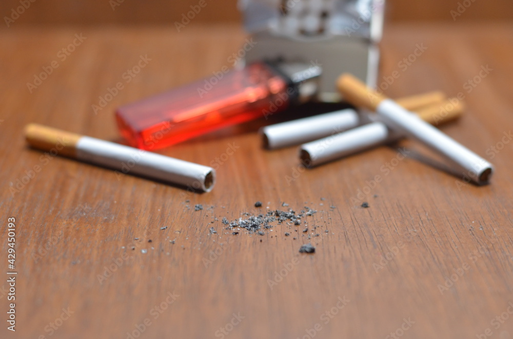 Naklejka premium An up close view of a package of several cigarettes