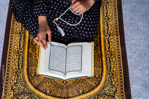 Fotografie, Obraz Black Muslim Woman studying quran