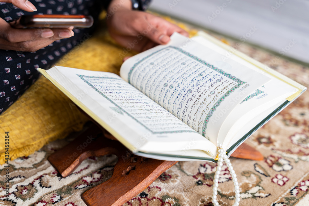 Obraz premium Black Muslim Woman studying quran