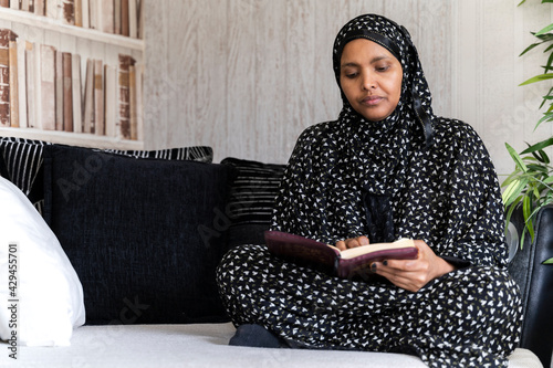 Cuadro en lienzo Black Muslim Woman studying and reading quran