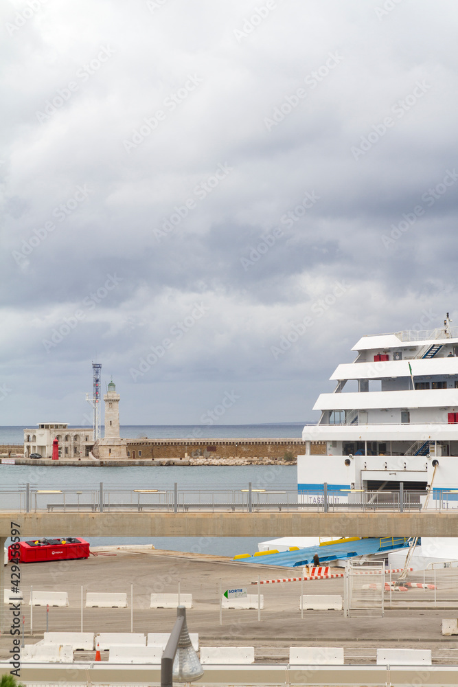 Obraz premium Puerto y Crucero en la ciudad de Marsella o Marseille en el pais de Francia o France