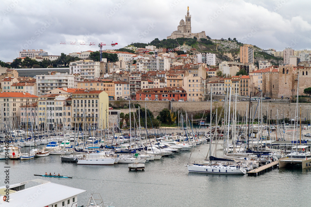 Puerto y Notre Dame en la ciudad de Marsella o Marseille en el pais de Francia o France