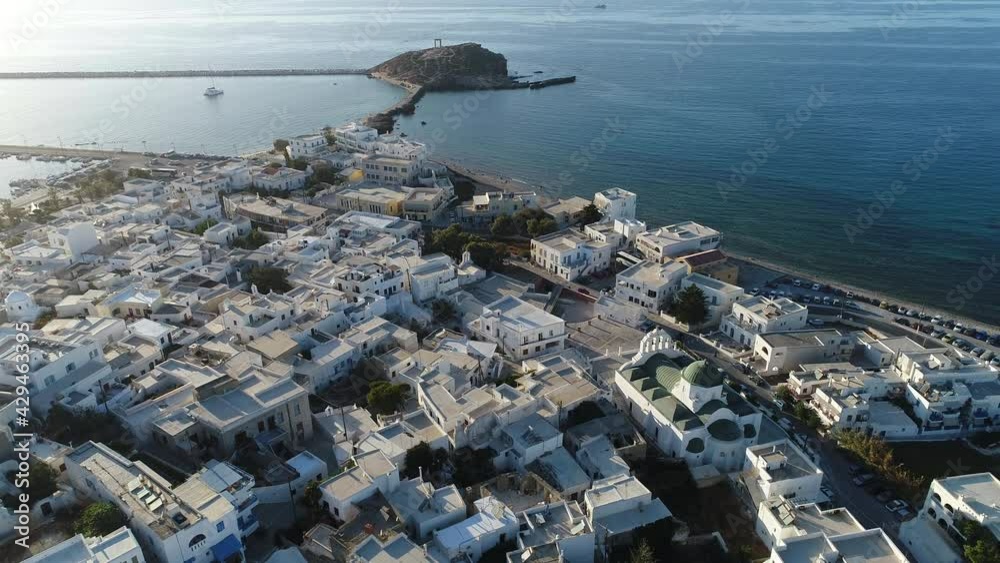 Port de Chora sur l'île de Naxos dans les Cyclades en Grèce vue du ciel