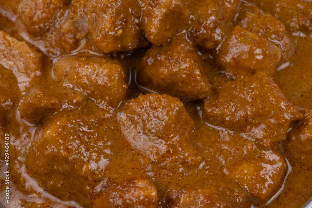 morceaux de poulet butter chicken dans un plat morceaux de poulet butter chicken dans un plat