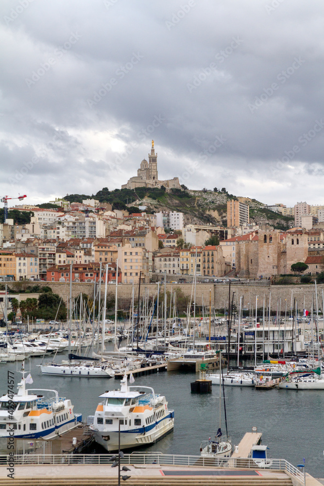 Puerto y Catedral de Notre Dame en la ciudad de Marsella o Marseille en el pais de Francia o France