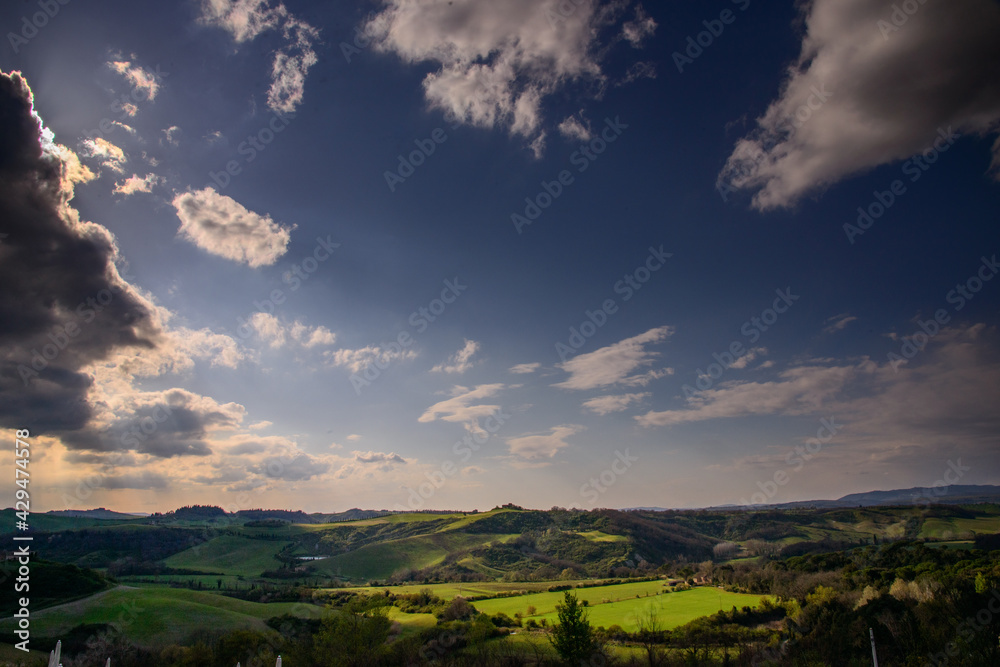 Fototapeta premium cielo nuvole e campagna