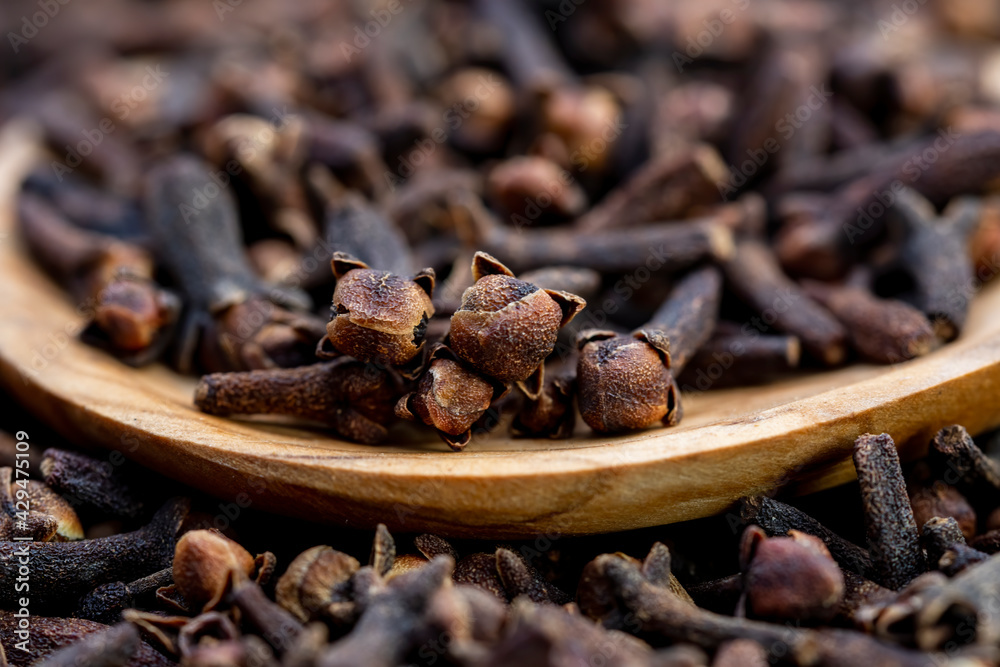 Obraz premium Macro photography of Cloves are the aromatic flower buds of a tree in the family Myrtaceae, Syzygium aromaticum.