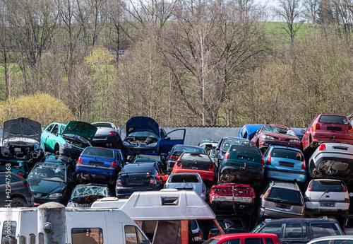 Autos auf dem Schrottplatz zum Recycling photo