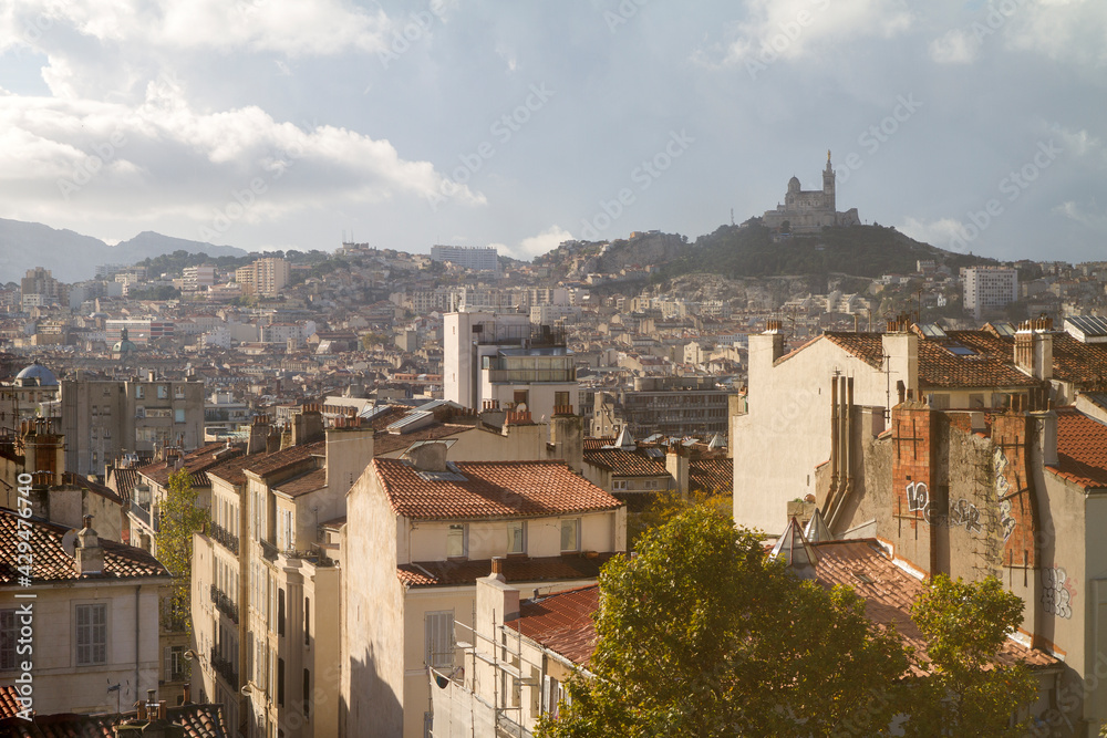 Obraz premium Panoramica o Vista con la Catedral o Iglesia de Notre Dame en la ciudad de Marsella o Marseille en el pais de Francia o France