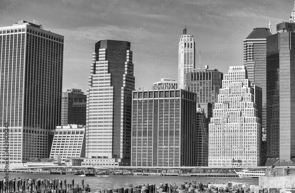 Fototapeta premium Lower Manhattan skyline on a beautiful sunny day, New York City