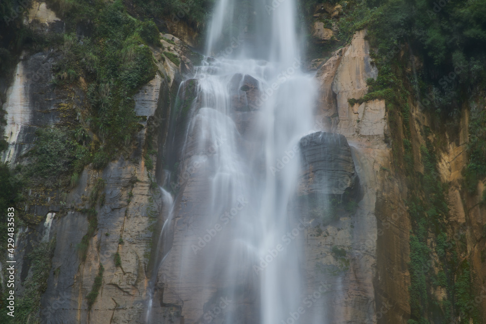 Primera caida de la catarata de Yumbilla en Cuispes, Chachapoyas, Perú. Primera caida de la catarata de Yumbilla en Cuispes, Chachapoyas, Perú.