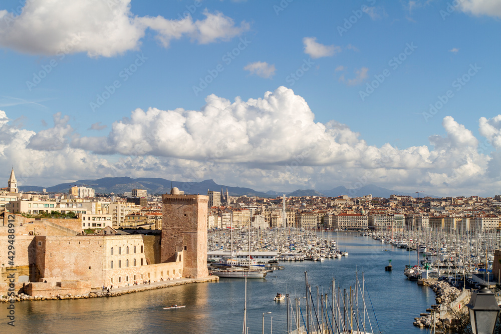 Fortaleza o Castillo en el Puerto de la ciudad de Marsella en el pais de Francia