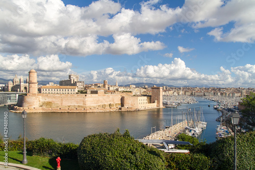 Fortaleza o Castillo en el Puerto de la ciudad de Marsella en el pais de Francia