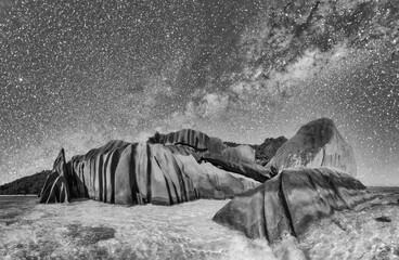 Tuinposter Zwart wit La Digue Anse Source Argent nacht  © jovannig