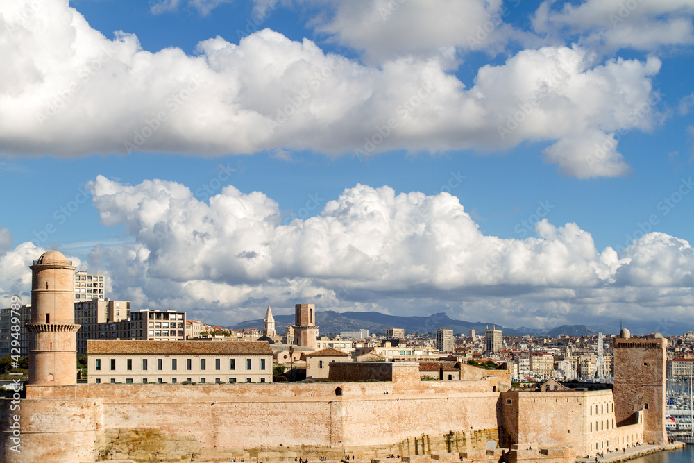 Fortaleza o Castillo en el Puerto de la ciudad de Marsella en el pais de Francia