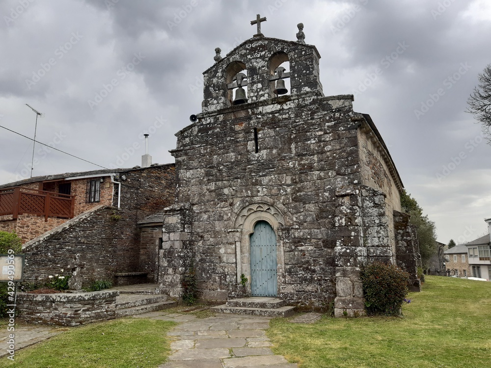 Iglesia románica en Baamonde, Begonte, Galicia