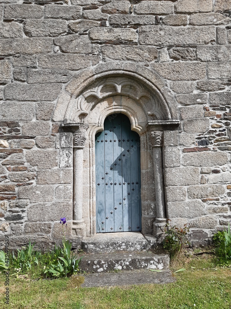 Puerta lateral, con arco de medio punto, de la iglesia románica de Baamonde, Galicia
