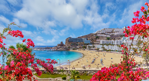 Foto Landscape with  Puerto Rico village and beach on Gran Canaria, Spain