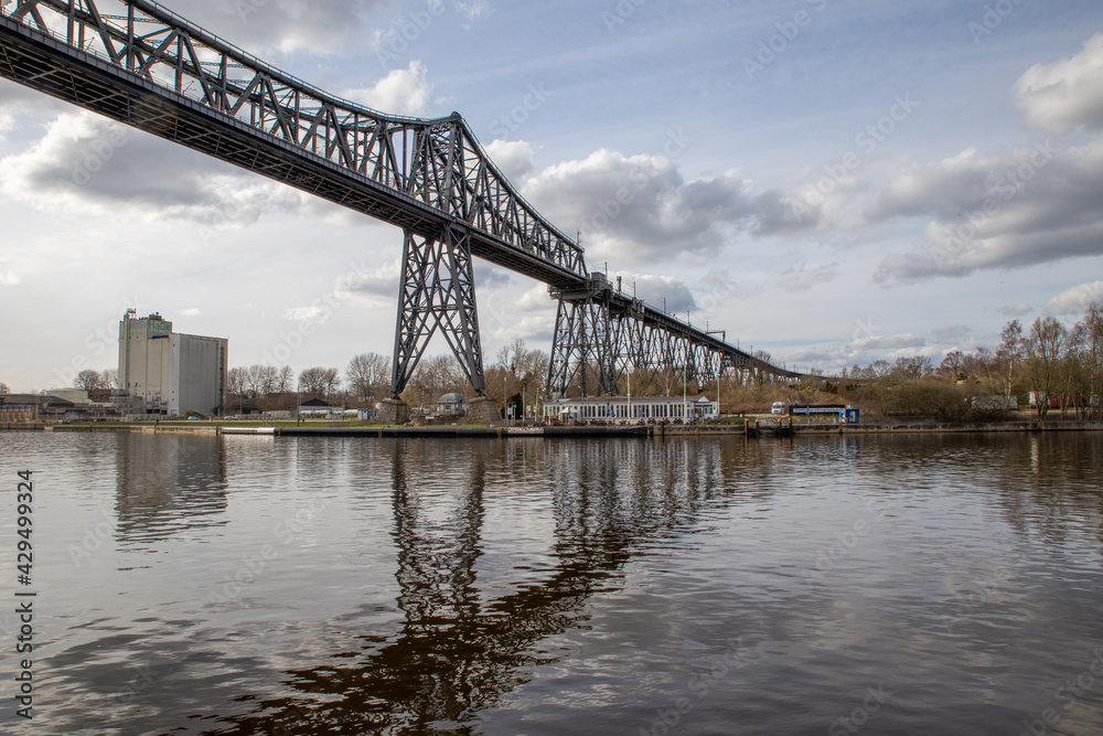 Fototapeta premium Eisenbahnhochbrücke über den Nord-Ostsee-Kanal bei Rendsburg.
