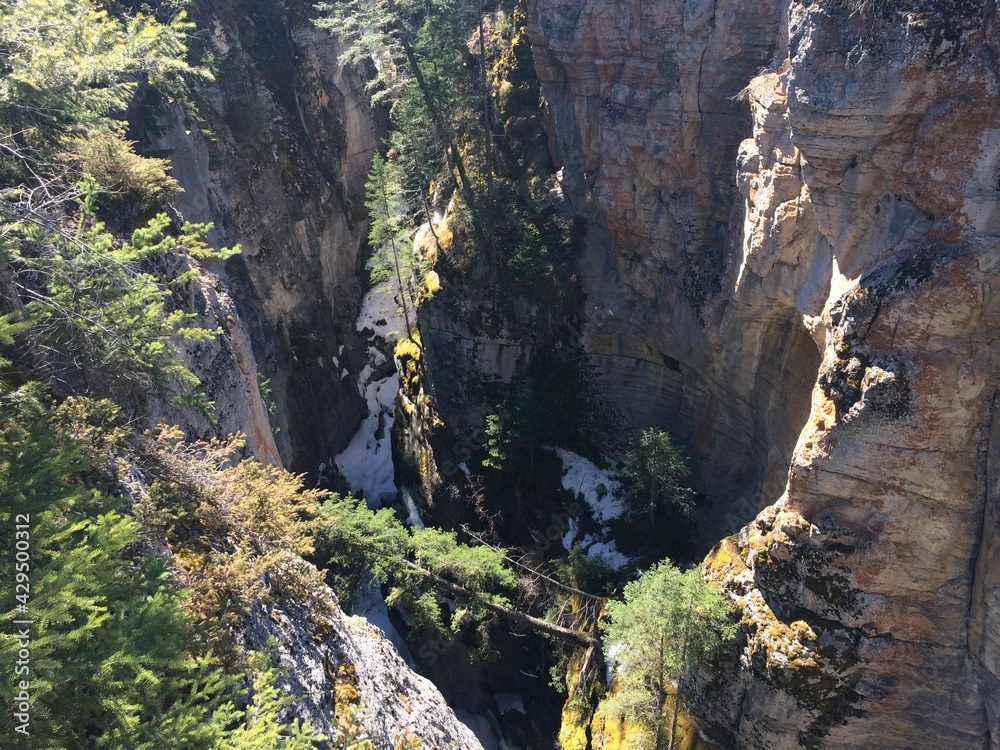 Obraz premium Scenic Jasper National Park with perfect blue skies