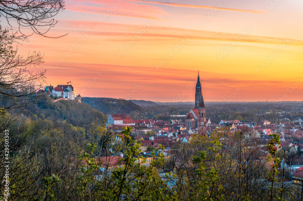 Obraz premium Landshut im Frühling beim Sonnenuntergang