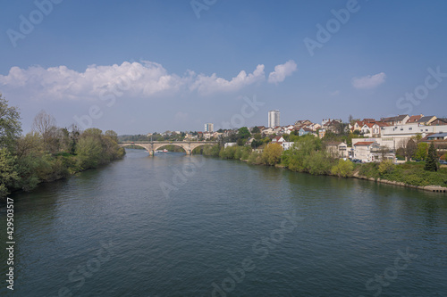 Saint-Denis Island, France - 04 21 2021: Banks of the Seine. Panoramic view of the Seine, boats, railway bridge and the town of Epinay-sur-Seine. © Franck Legros