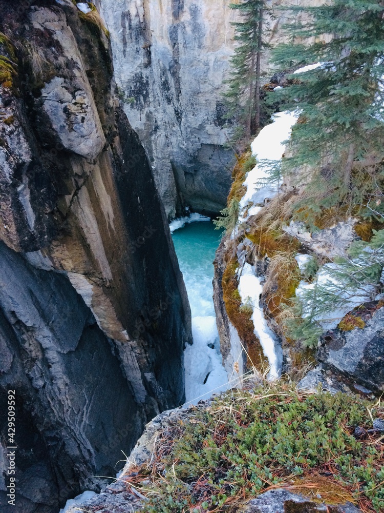 Obraz premium Scenic Jasper National Park with perfect blue skies