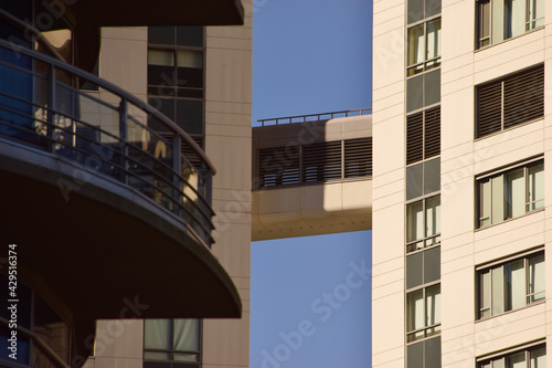 arquitectura cristales balcones apartamento edificio