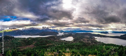 Bild auf Leinwand panoramica desde el cerro otto del lago nahuel huapi y su entorno montañoso y bosque, en un dia frio y nublado