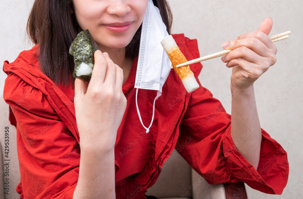 マスク会食をする若い女性