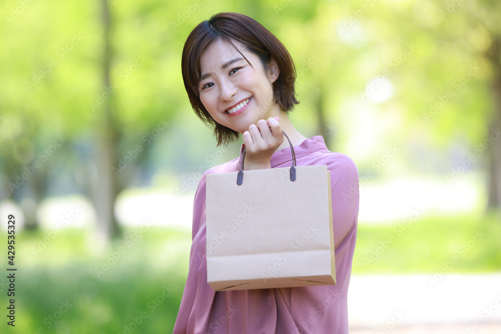 Fototapeta premium 紙袋を持つ女性