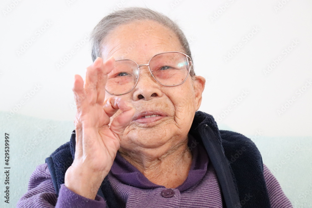 Obraz premium ok 高齢者の手