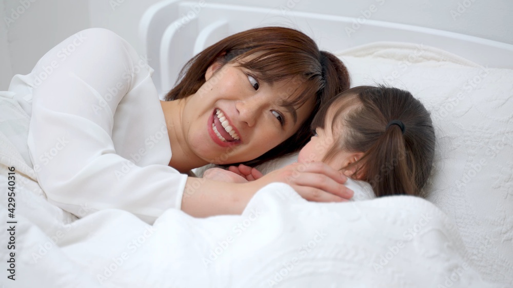 子供を寝かしつけるお母さん 子供を寝かしつけるお母さん