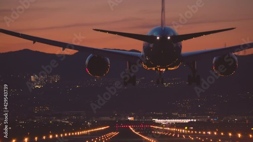 大阪国際空港に着陸する飛行機