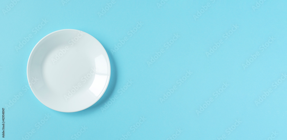 White plate on light blue background. 水色背景上の白いお皿 White plate on light blue background. 水色背景上の白いお皿