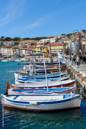 Bateaux de pêche provençaux, des "pointus", alignés sur un quai de la ville de Cassis