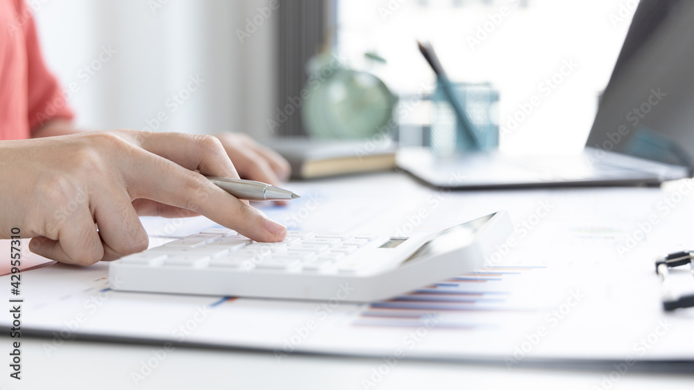 Accounting businesswomen are calculating income-expenditure and analyzing real estate investment data, Dedicated to the progress and growth of the company, Financial and tax systems concept. Accounting businesswomen are calculating income-expenditure and analyzing real estate investment data, Dedicated to the progress and growth of the company, Financial and tax systems concept.