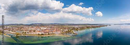 Die Stadt Radolfzell am Bodensee mit der Halbinsel Mettnau, rechts die Insel Reichenau