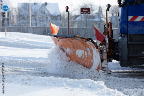 Räumfahrzeug vom Winterdienst befreit Straße von Schnee