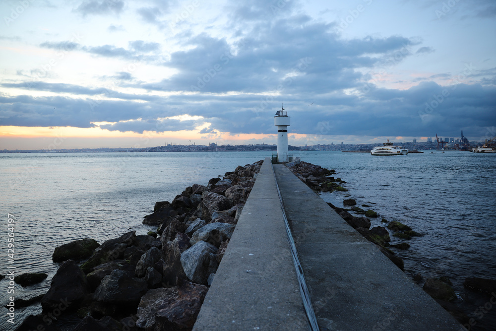 Obraz premium Lighthouse and Pier